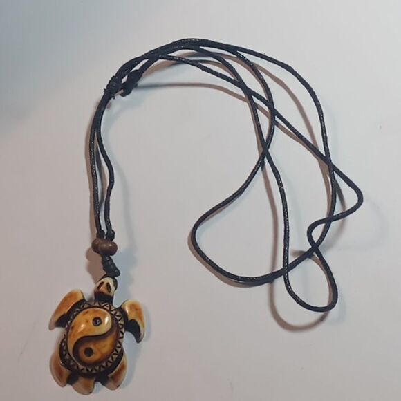 Ying yang turtle necklace - Picture 1 of 5